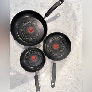 Barely used 3 piece T-fal set